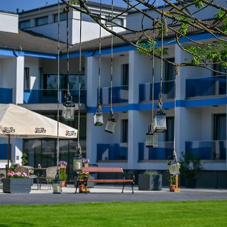 Nn Boutique Hotel Tiszaújváros Eksteriør bilde