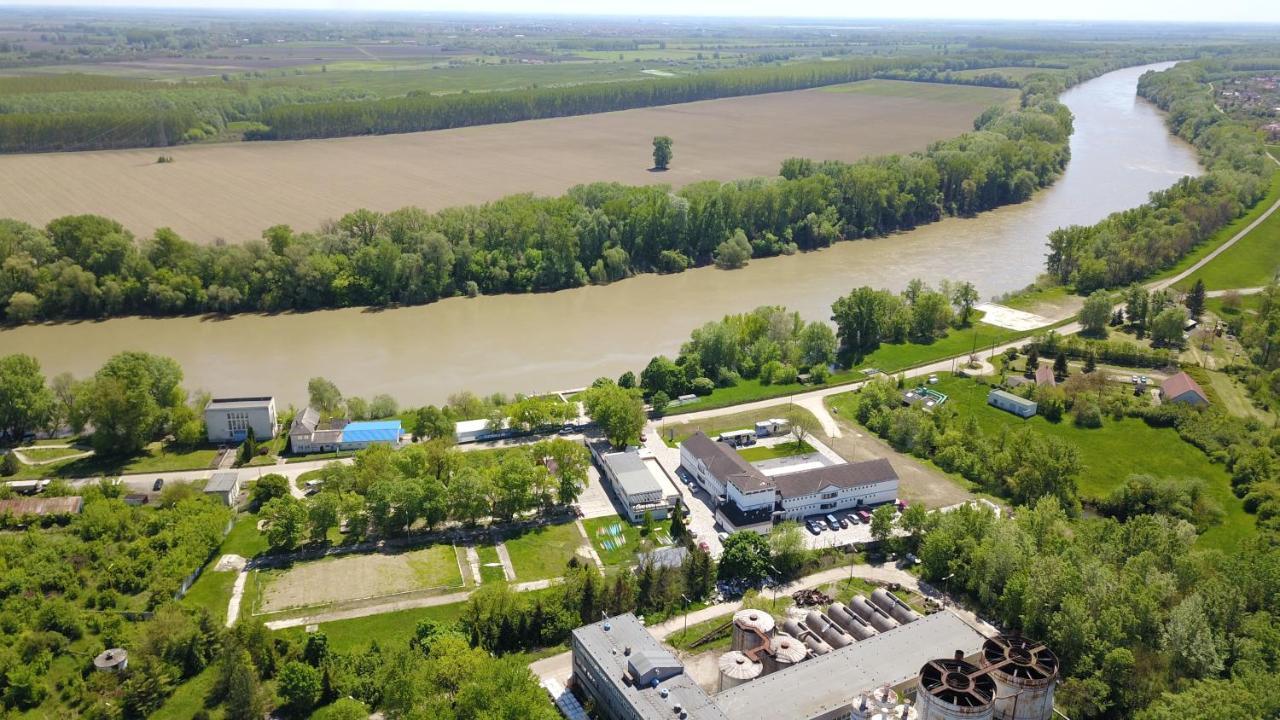 Nn Boutique Hotel Tiszaújváros Eksteriør bilde