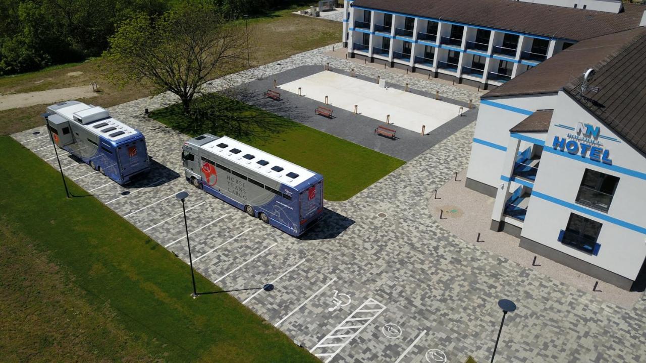 Nn Boutique Hotel Tiszaújváros Eksteriør bilde