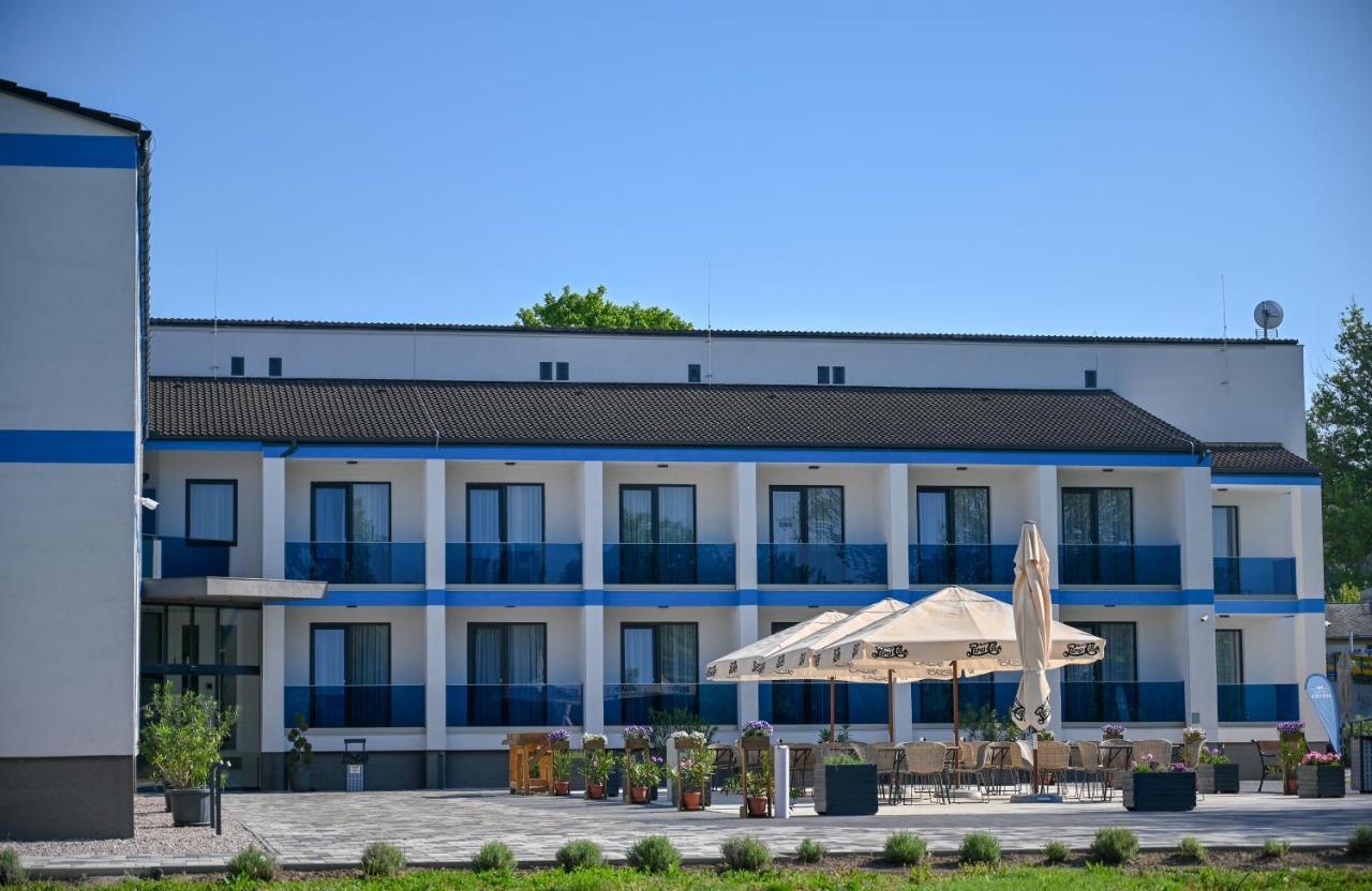 Nn Boutique Hotel Tiszaújváros Eksteriør bilde