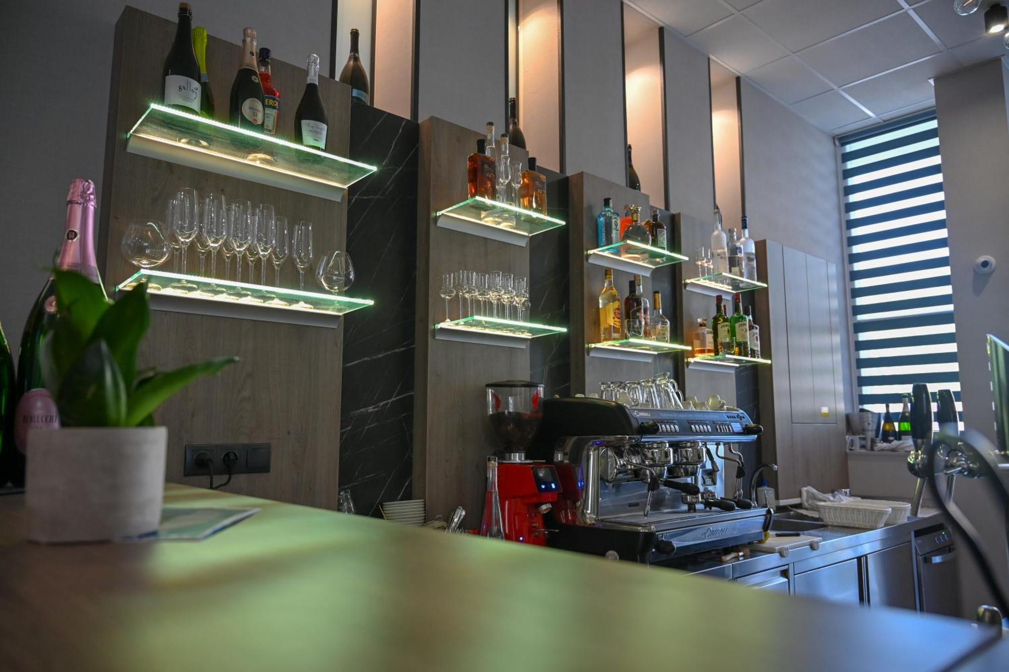 Nn Boutique Hotel Tiszaújváros Eksteriør bilde