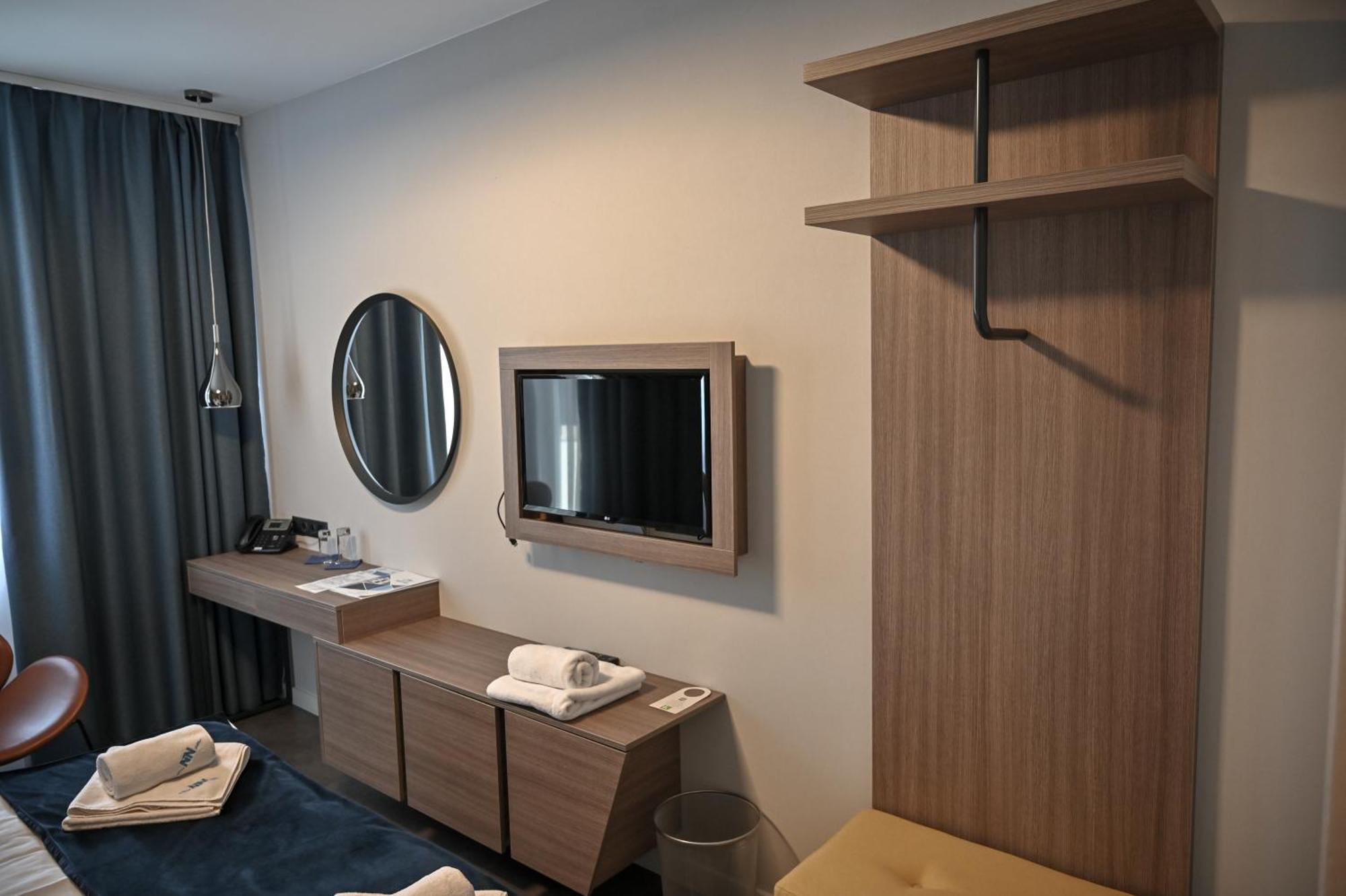 Nn Boutique Hotel Tiszaújváros Eksteriør bilde